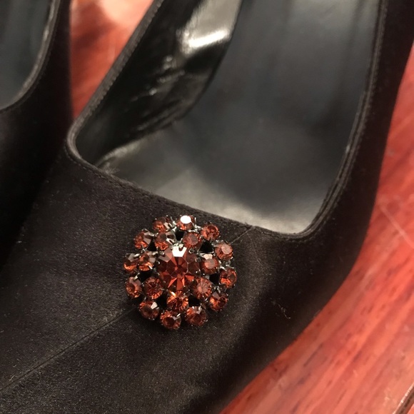 Vintage Vera Wang Satin Square Toe Kitten Heels with Brooch - Picture 9 of 10